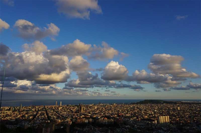 Imagen de Barcelona con nubes sobre el mar Mediterráneo