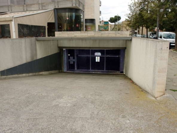 Parking space with storage room for rent