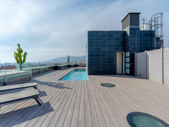 Àtic exclusiu amb solarim i piscina a la zona alta de Barcelona foto 1