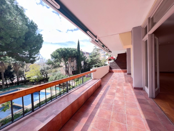 Espectacular piso en Pedralbes para los que desean vivir rodeados de un jardín y piscina comunitaria foto 1