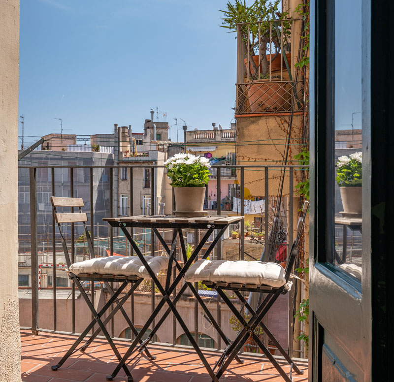 Imagen de un balcón soleado en Barcelona