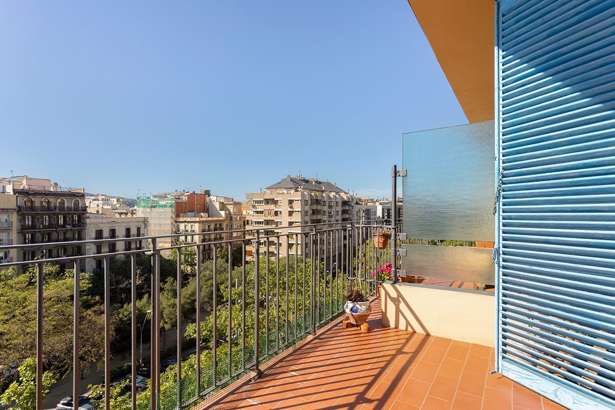 Piso en una 6º planta real en pleno Eixample Esquerra. Muy cerca del Hospital Clínic foto 2