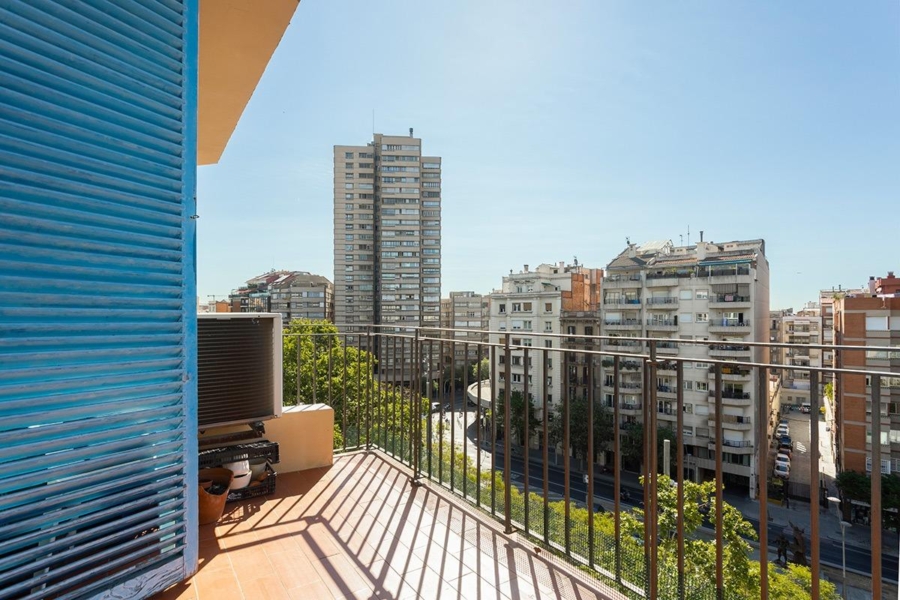 Piso en una 6º planta real en pleno Eixample Esquerra. Muy cerca del Hospital Clínic foto 1