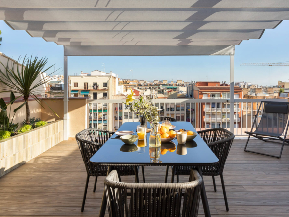 fotografia del interior de la terraza en calle sicilia