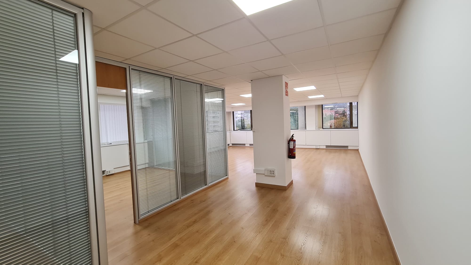 fotografia del interior de la oficina en pedralbes