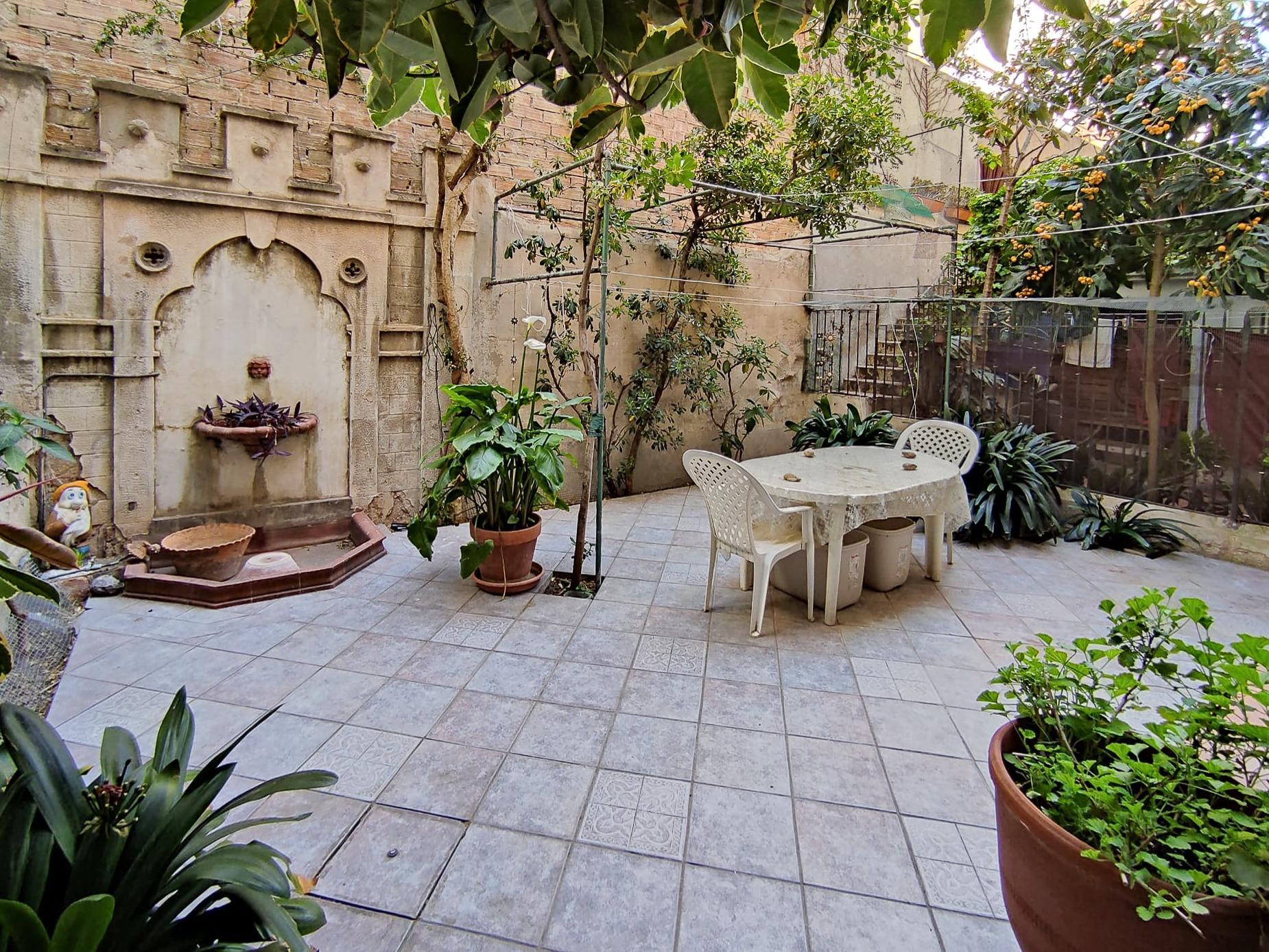 Bajo con jardín en edificio de patrimonio histórico foto 2