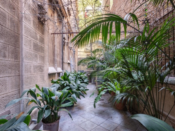 Bajo con jardín en edificio de patrimonio histórico foto 3