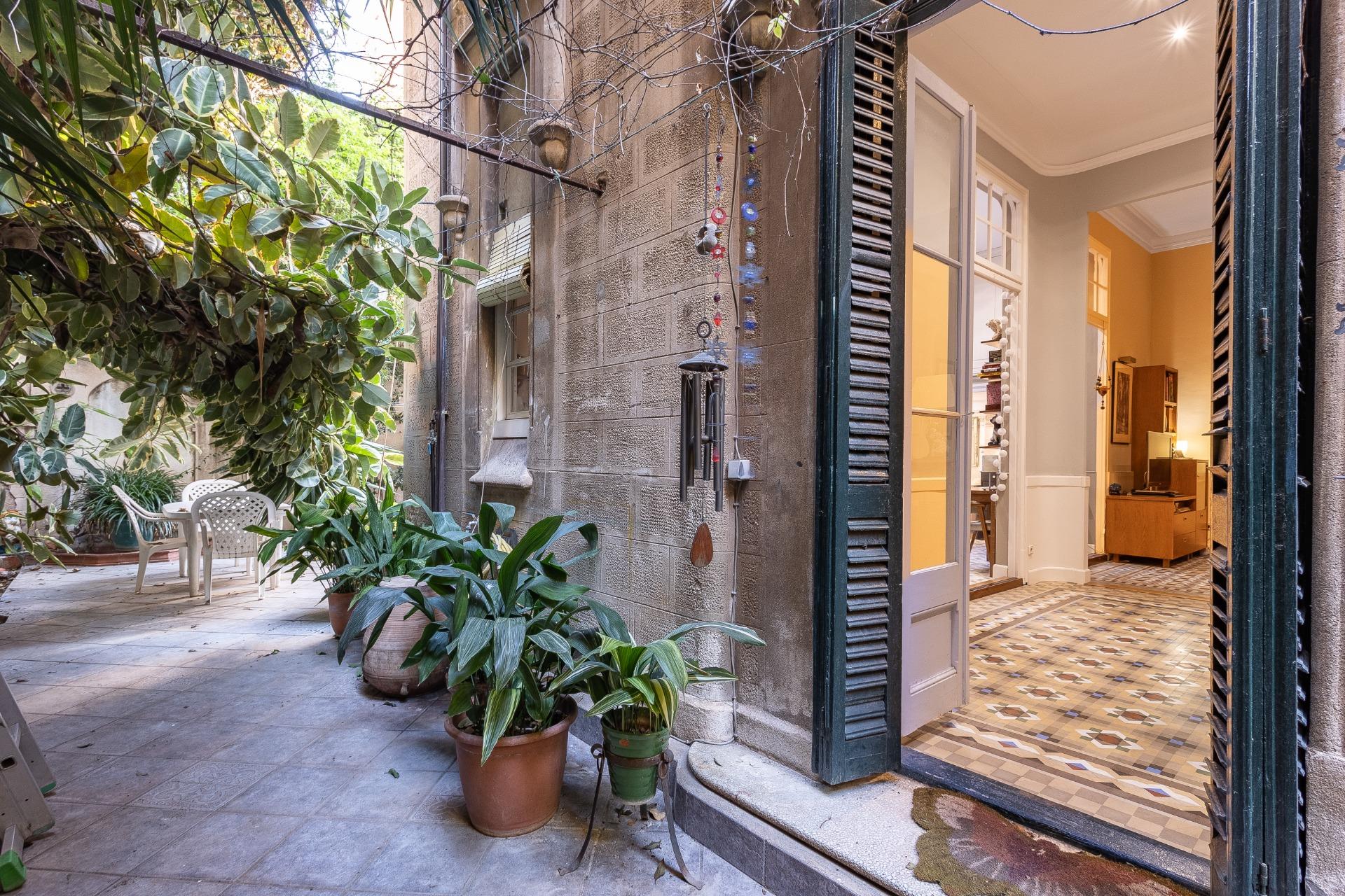 Bajo con jardín en edificio de patrimonio histórico foto 1