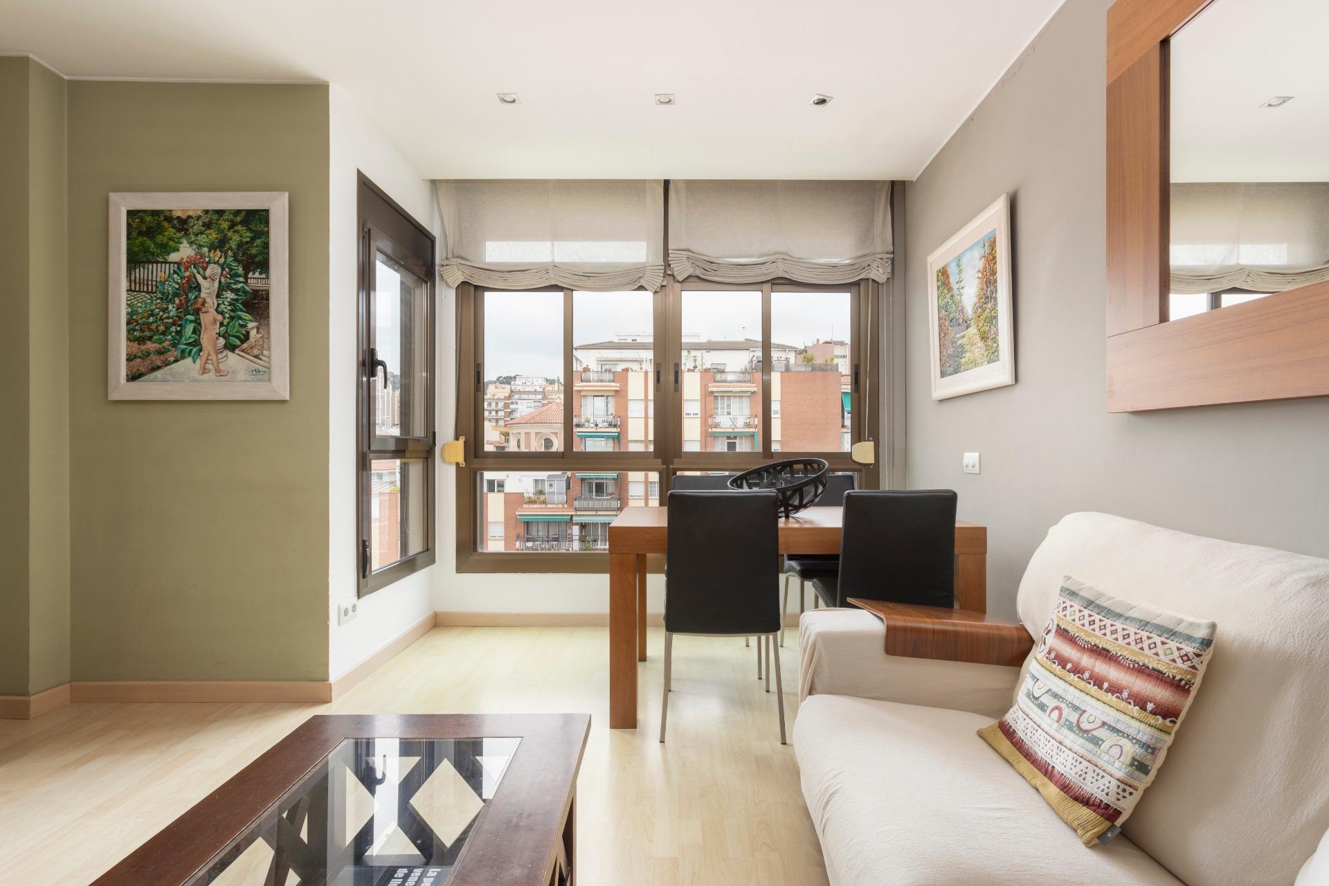 ¡Piso alto listo para entrar a vivir con impresionantes vistas y  en finca con conserje! foto 2