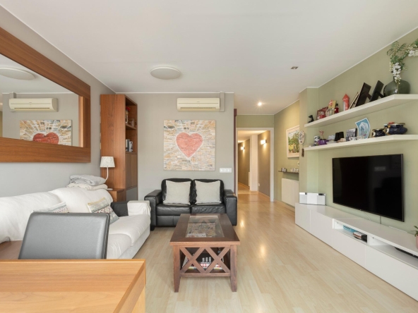¡Piso alto listo para entrar a vivir con impresionantes vistas y  en finca con conserje! foto 4
