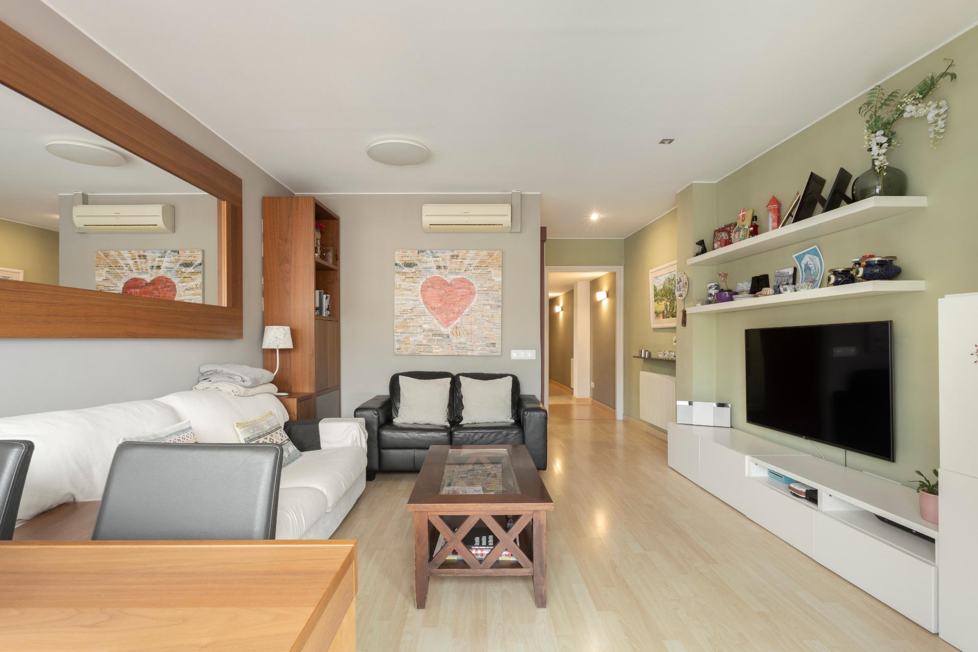 ¡Piso alto listo para entrar a vivir con impresionantes vistas y  en finca con conserje! foto 4