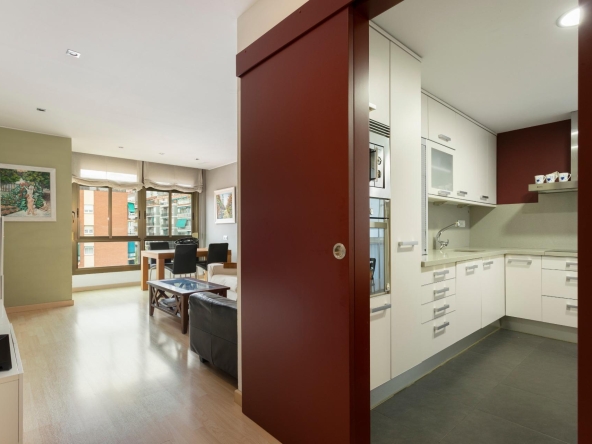 ¡Piso alto listo para entrar a vivir con impresionantes vistas y  en finca con conserje! foto 5
