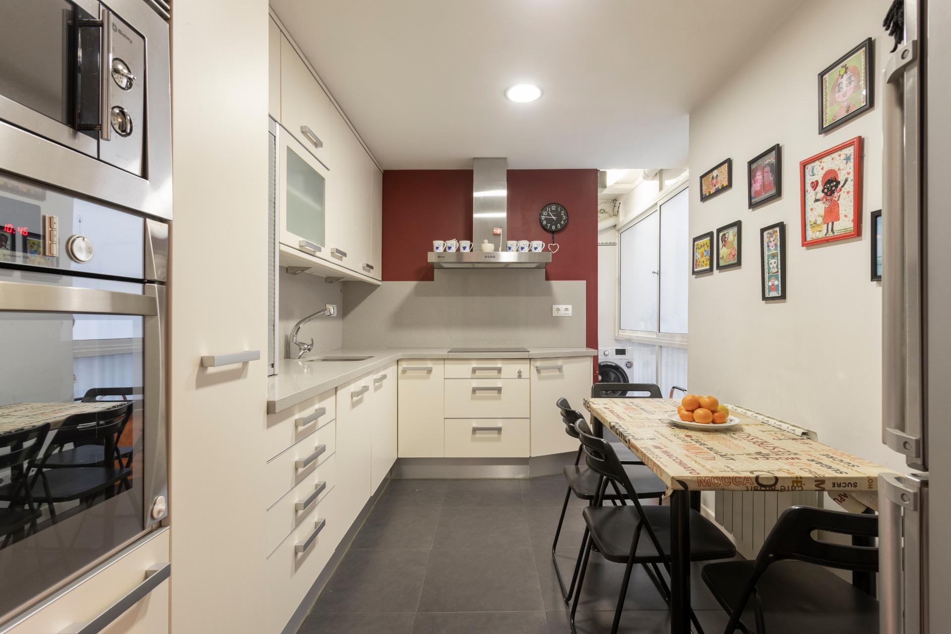 ¡Piso alto listo para entrar a vivir con impresionantes vistas y  en finca con conserje! foto 5