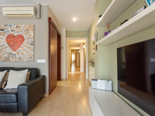 ¡Piso alto listo para entrar a vivir con impresionantes vistas y  en finca con conserje! foto 7