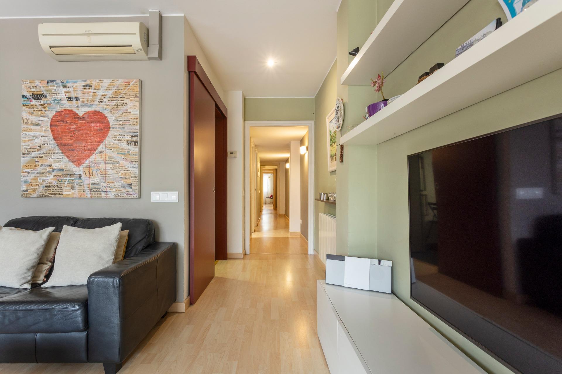 ¡Piso alto listo para entrar a vivir con impresionantes vistas y  en finca con conserje! foto 7