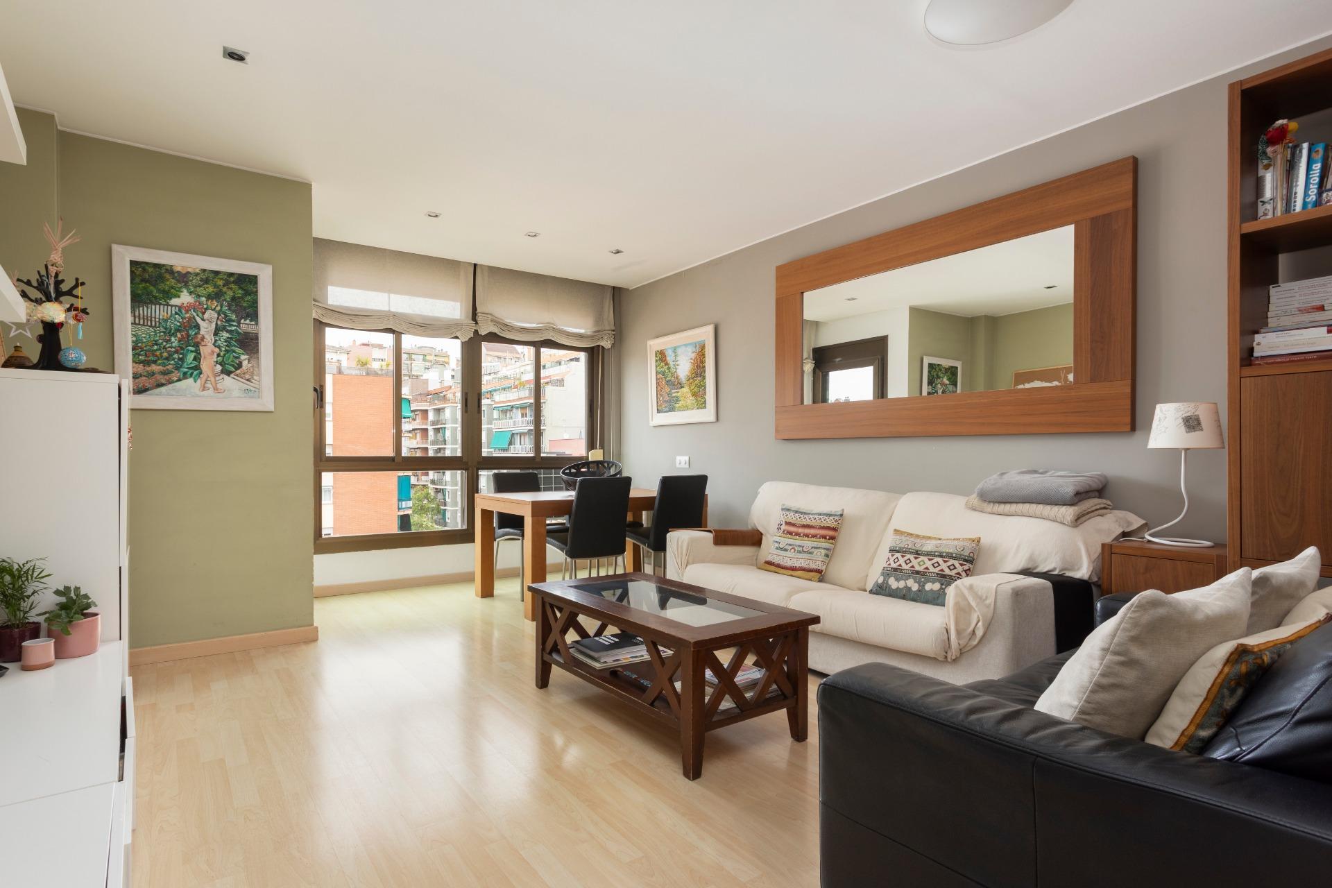 ¡Piso alto listo para entrar a vivir con impresionantes vistas y  en finca con conserje! foto 1