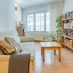 Descubre el encanto de tu nuevo hogar en el barrio de Vallcarca. foto 1