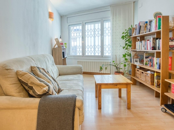 Descubre el encanto de tu nuevo hogar en el barrio de Vallcarca. foto 1