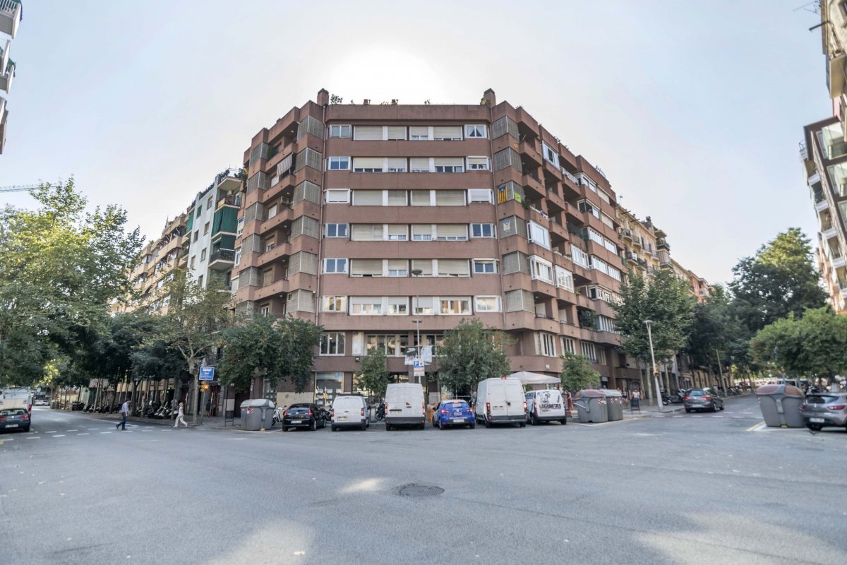 Local de 300 m² en pleno Eixample Esquerra – Ideal para negocio o inversión foto 1