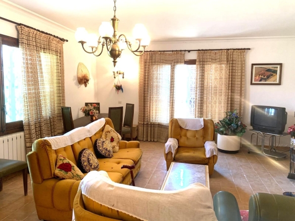¡Gran oportunidad en Albons! Casa unifamiliar con jardín para reformar en el corazón del Empordà foto 1