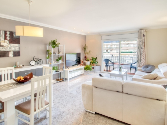 Ático en Roses con terraza privada de 46 m² y vistas a la montaña foto 1