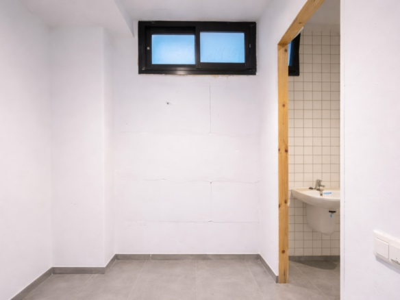 Local comercial en Venta en Cornellá De Llobregat Barcelona ALMEDA