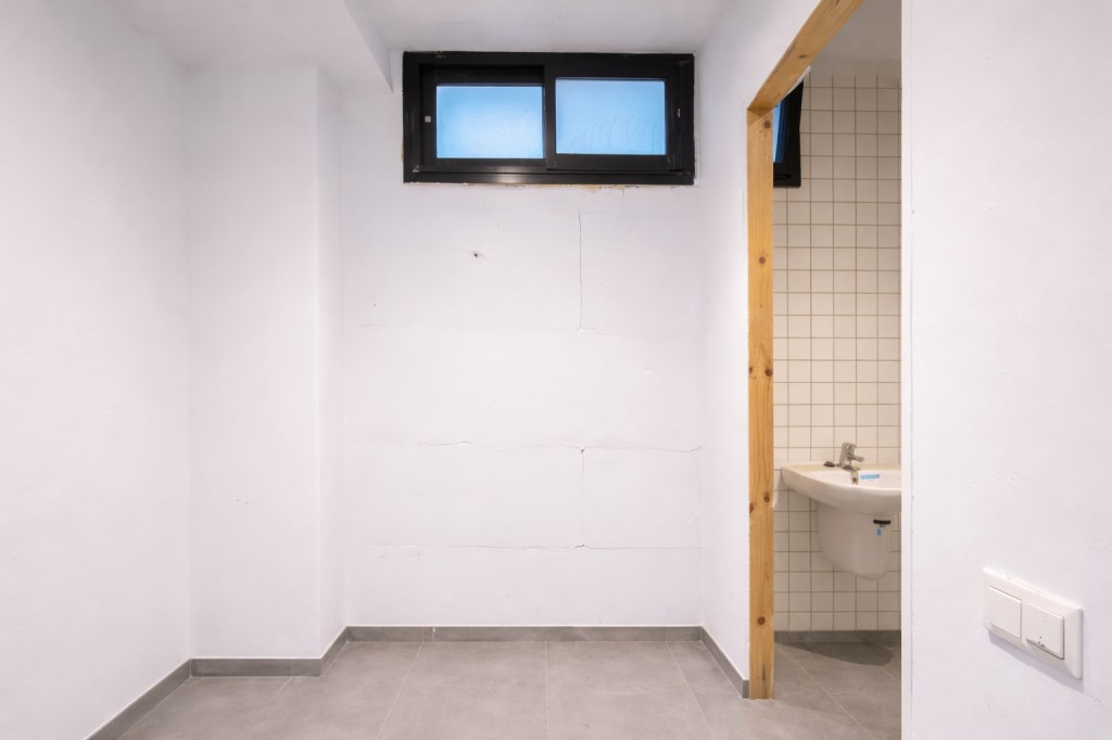 Local comercial en Venta en Cornellá De Llobregat Barcelona ALMEDA