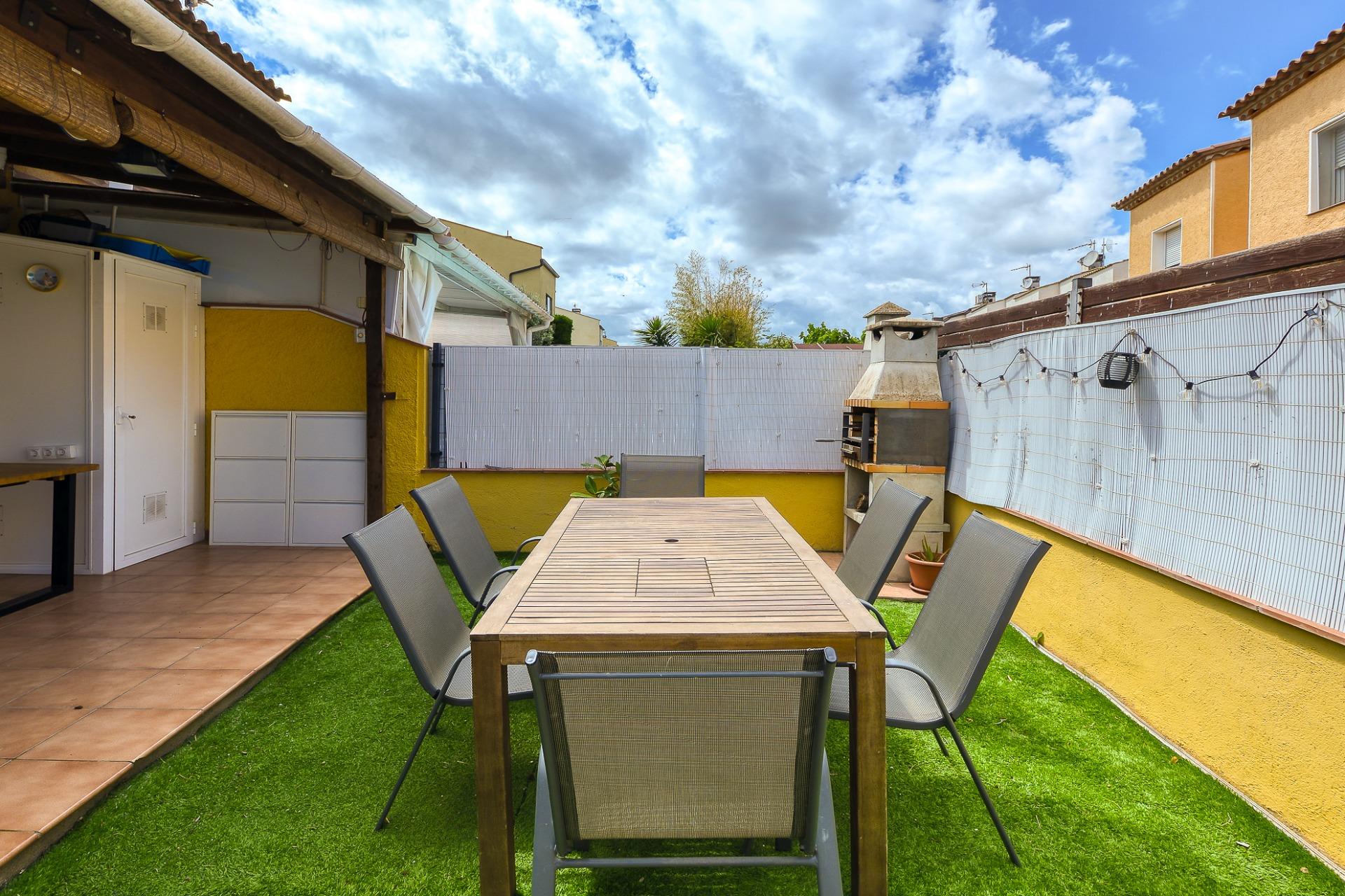 Se vende Adosado de 79.00 m2 en Torroella de Fluvia, zona Vilacolum