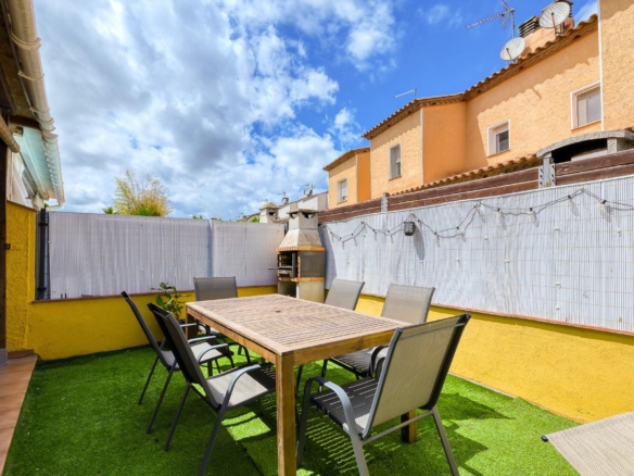 Se vende Adosado de 79.00 m2 en Torroella de Fluvia, zona Vilacolum