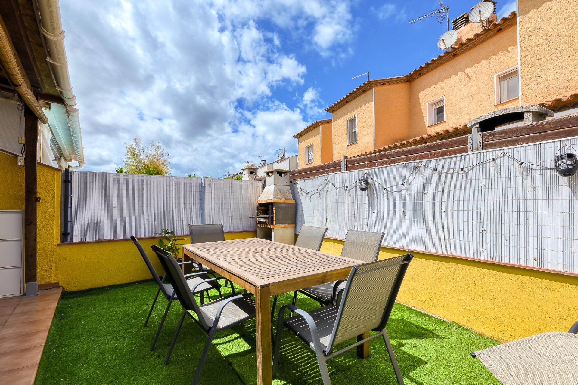 Se vende Adosado de 79.00 m2 en Torroella de Fluvia, zona Vilacolum