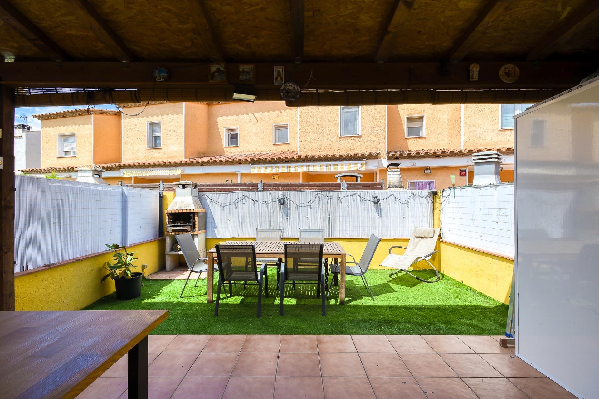 Se vende Adosado de 79.00 m2 en Torroella de Fluvia, zona Vilacolum