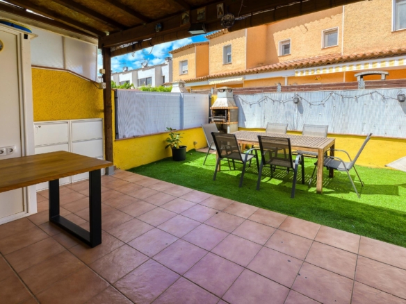 Se vende Adosado de 79.00 m2 en Torroella de Fluvia, zona Vilacolum