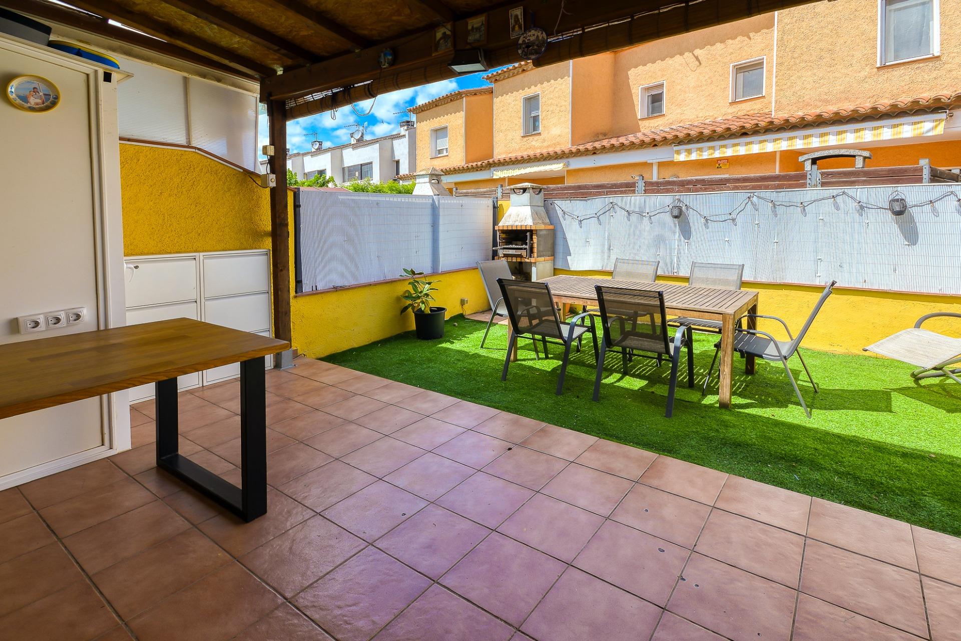 Se vende Adosado de 79.00 m2 en Torroella de Fluvia, zona Vilacolum
