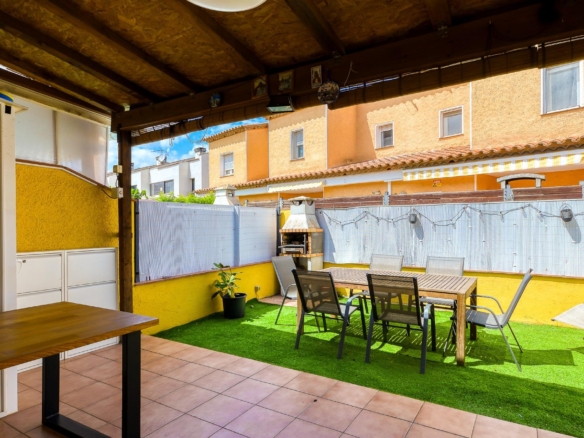 Se vende Adosado de 79.00 m2 en Torroella de Fluvia, zona Vilacolum