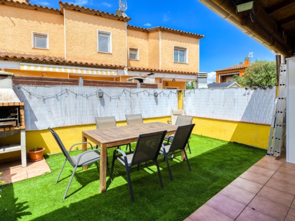 Se vende Adosado de 79.00 m2 en Torroella de Fluvia, zona Vilacolum