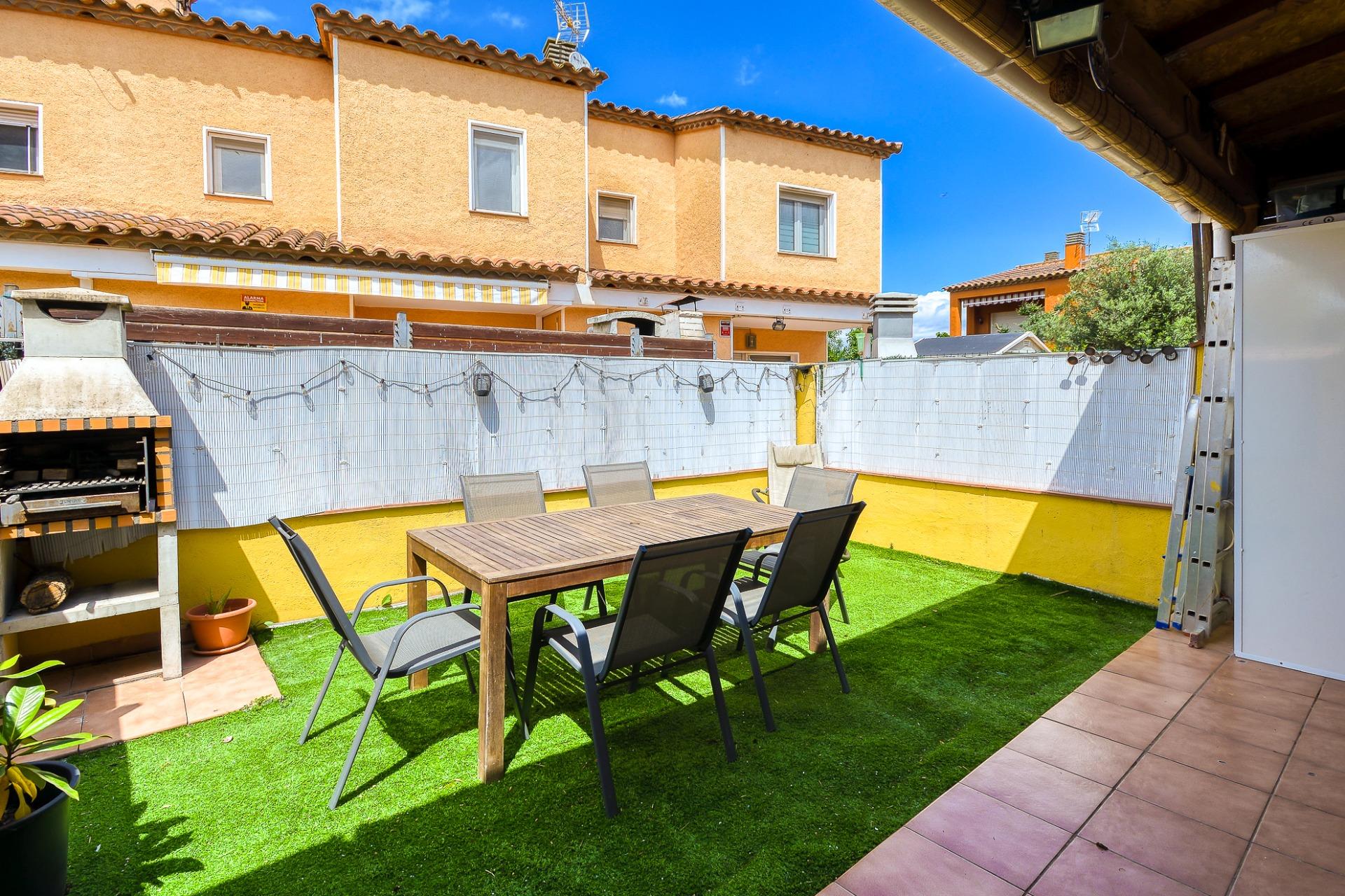 Se vende Adosado de 79.00 m2 en Torroella de Fluvia, zona Vilacolum
