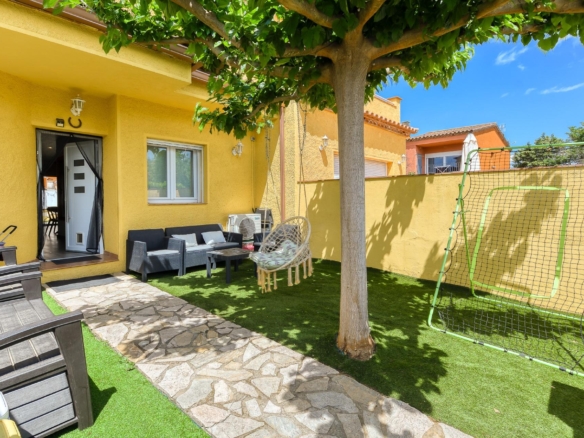 Preciosa casa adosada amueblada con 3 terrazas y vistas a zona verde en Torroella de Fluviá foto 4