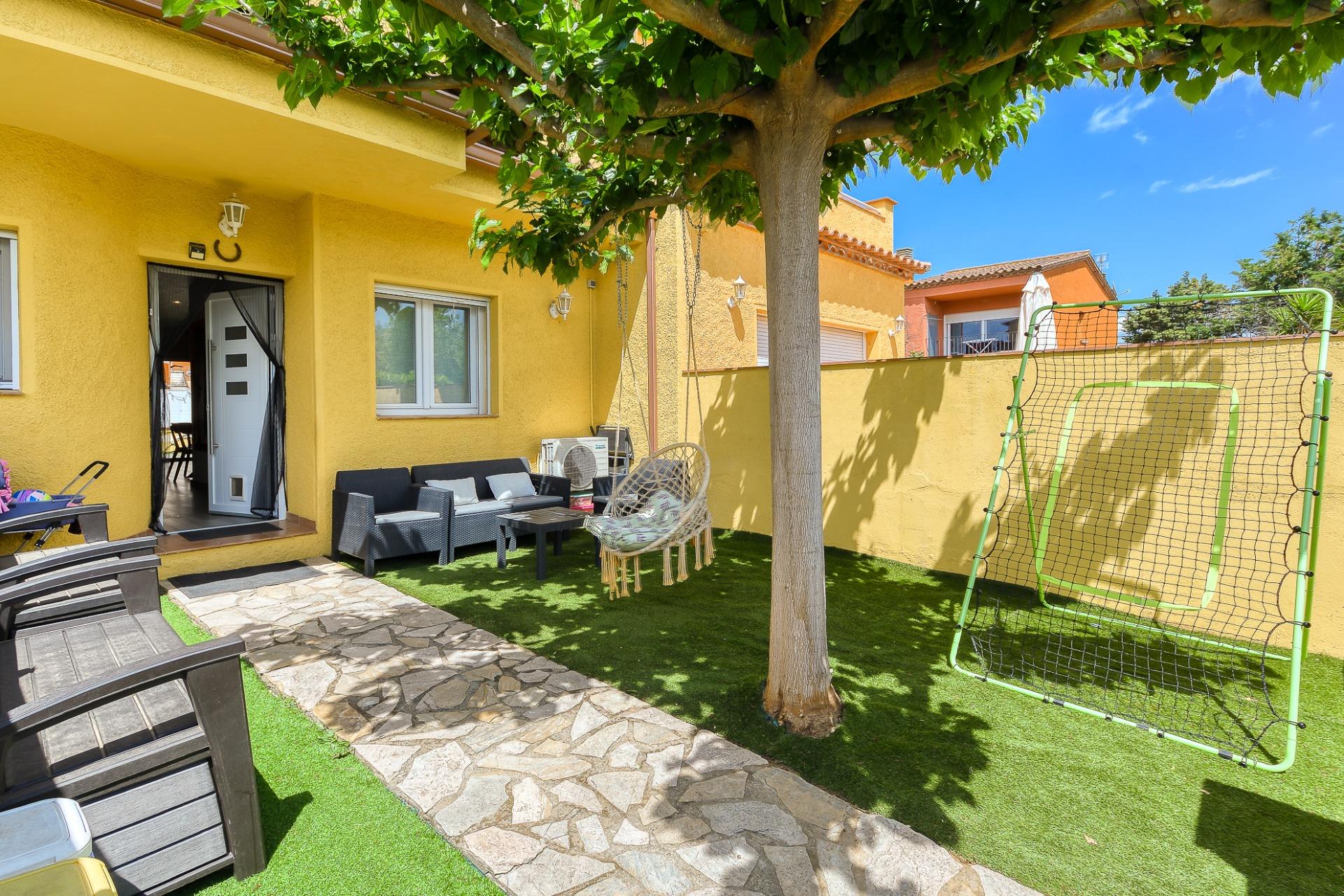Preciosa casa adosada amueblada con 3 terrazas y vistas a zona verde en Torroella de Fluviá foto 4