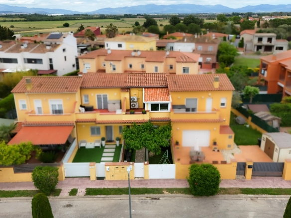 Se vende Adosado de 79.00 m2 en Torroella de Fluvia, zona Vilacolum