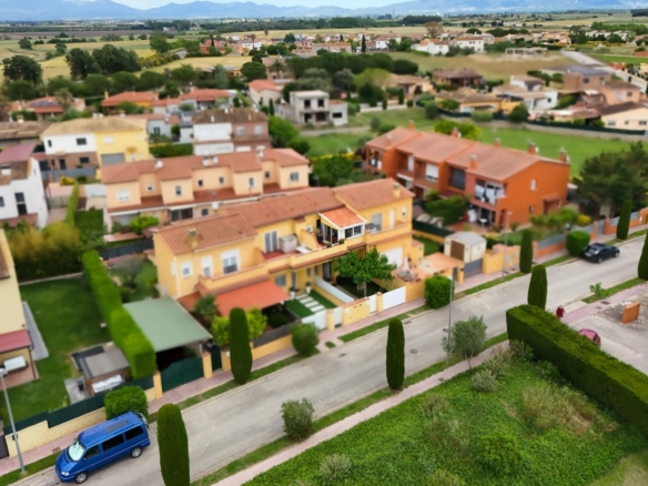 Se vende Adosado de 79.00 m2 en Torroella de Fluvia, zona Vilacolum