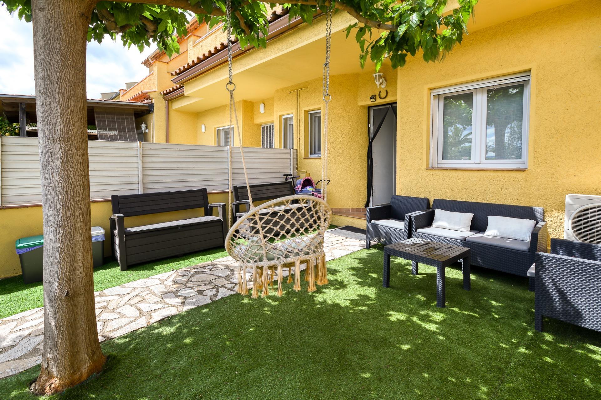 Preciosa casa adosada amueblada con 3 terrazas y vistas a zona verde en Torroella de Fluviá foto 5