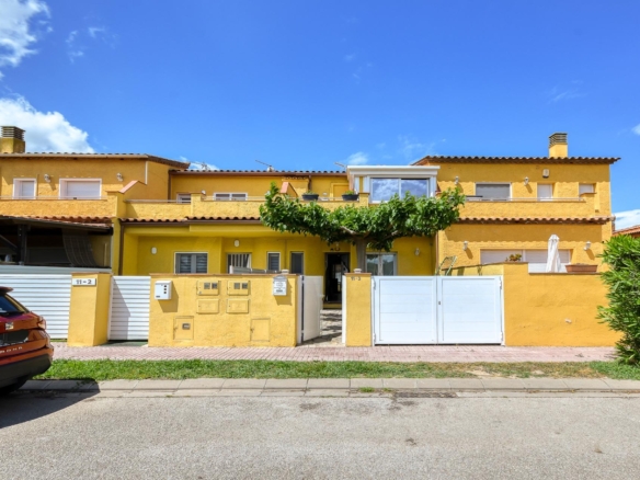 Preciosa casa adosada amueblada con 3 terrazas y vistas a zona verde en Torroella de Fluviá foto 1