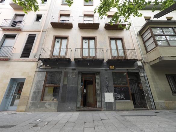 Oportunidad de Inversión: Edificio Residencial y Comercial en el Centro de Olot foto 1