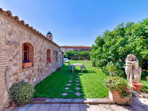Espectacular casa rústica de piedra con casa de invitados y piscina en Vilamacolum foto 2