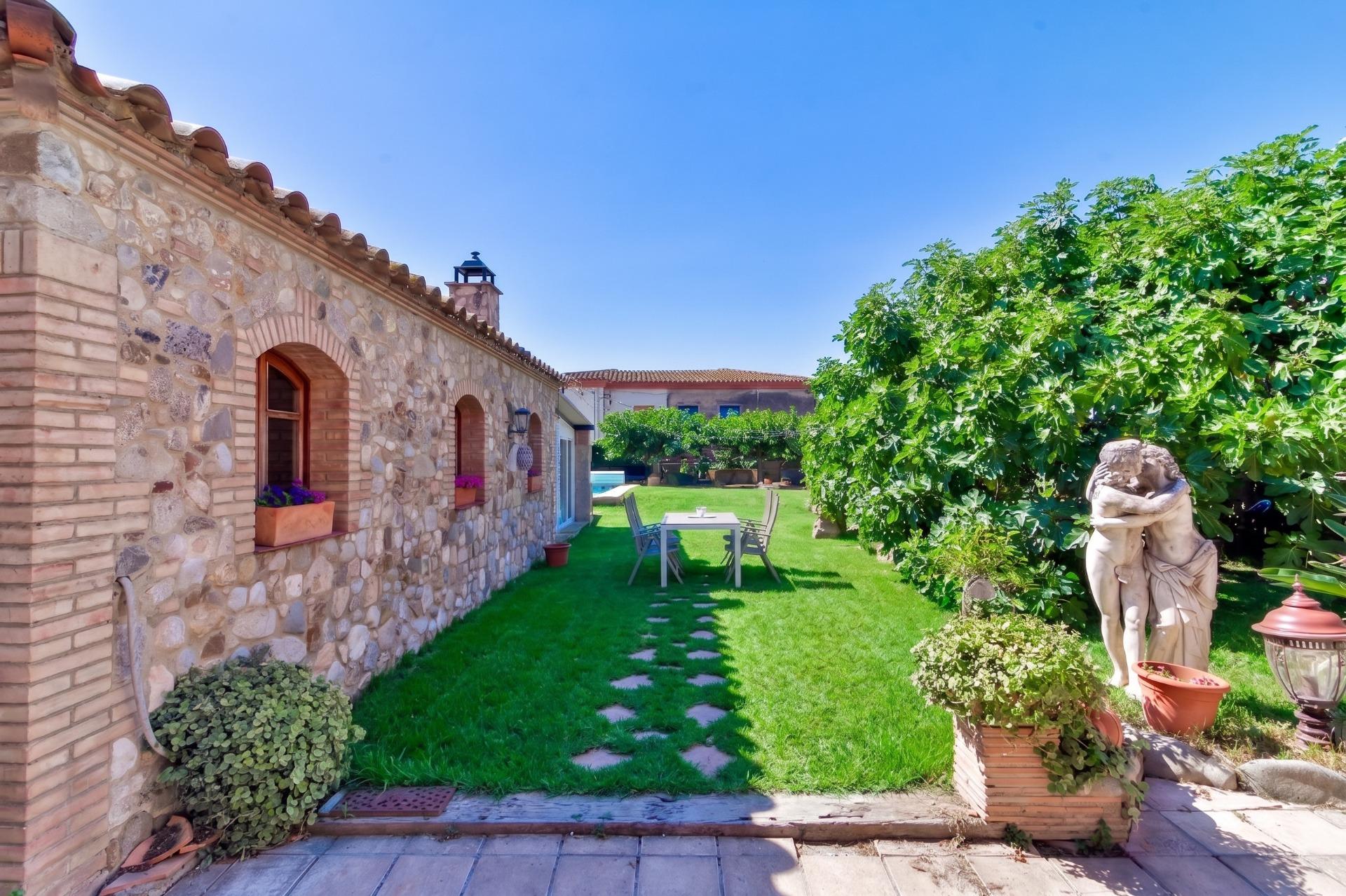 Espectacular casa rústica de piedra con casa de invitados y piscina en Vilamacolum foto 2