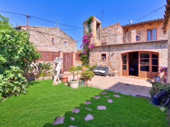 Espectacular casa rústica de piedra con casa de invitados y piscina en Vilamacolum foto 1