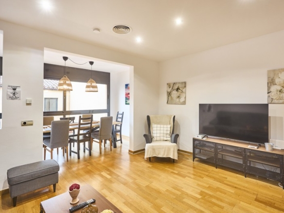 En venta adosada de 290.00m2 en con VUT, Sant Feliu De Llobregat