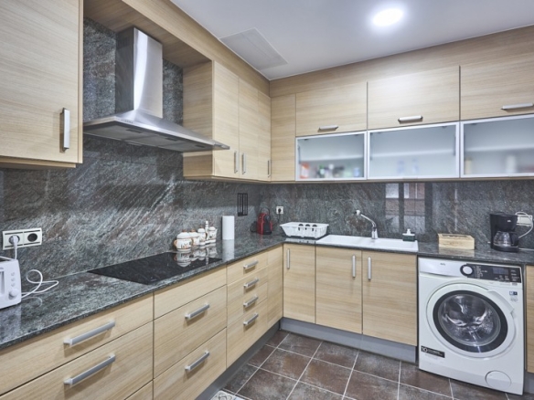 En venta adosada de 290.00m2 en con VUT, Sant Feliu De Llobregat