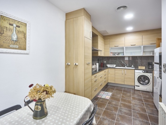 En venta adosada de 290.00m2 en con VUT, Sant Feliu De Llobregat