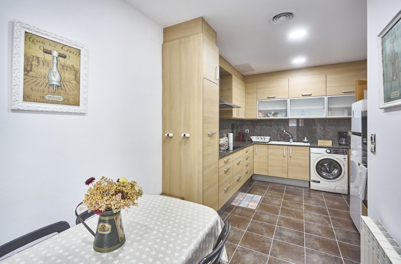 En venta adosada de 290.00m2 en con VUT, Sant Feliu De Llobregat